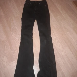 Svarta bootcut manchesterbyxor - Svarta manchesterbyxor med bootcut passform och klassisk femficksdesign. Byxorna har breda ben nertill och är tillverkade i mjuk manchester, perfekta för en chill och trendig look. Snygga att matcha med sneakers eller boots. Är använda ganska mycket därför är dom ganska slitna nertill, inget man märker när dom används!♡ Pris kan diskuteras♡ Kolla gärna in andra plagg på min profil