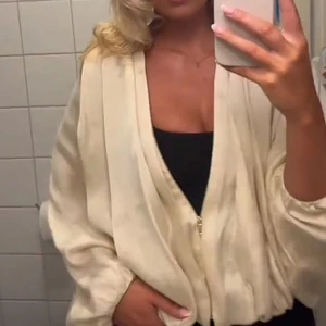 Beige satin bomberjacka med dragkedja - Snygg beige satin bomberjacka från Zara! Helt slutsåld. Så så snygg 💌ny med prislapp. Nypris 1200kr