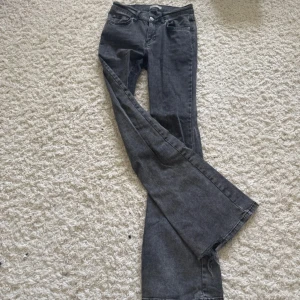 Mörkgråa jeans - Mörkgråa bootcut jeans från Gina. Storlek 36. Fint skick förutom att de är trampade på där nere på benen (se bild)💞