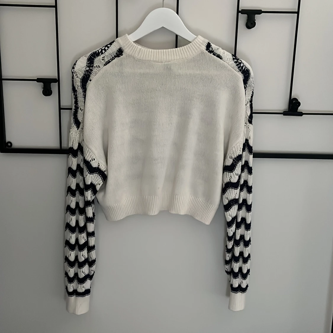 Vit och blå stickad tröja - 1