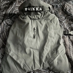 Paikka vinterjacka hund - Säljer en grå vinterjacka från Paikka med hög krage och dragkedja framtill. Jackan har reflex när man lyser på. Strl 25. Endast använd 2 gånger kort utomhus på katt. För liten. Nypris 1100:-