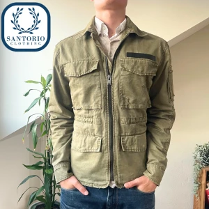 Zadig & Voltaire Fieldjacka Grön - Säljer en väldigt snygg fieldjacka perfekt inför hösten från Zadig i 9/10 skick (jackan är sliten i designen) Han på bilden är 176cm och 72kg. Skriv vid frågor eller funderingar🙌