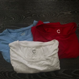 3st långärmade tröjor - 3st super sköna långärmade tröjor:) Två från Cubus (den vita och röda) och en från lager157 (den ljusblåa)💕Den blåa är lite croppad (o i storlek XS) o de andra är basic. Den röda är i storlek M (men passar S) och den vita är i storlek S. Bra skick! Vid mer funderingar osv, hör gärna av dig 🫶🏼🫶🏼