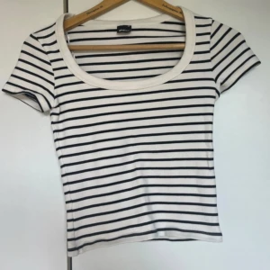 Randig T-shirt  - Jättefin randig topp från Gina tricot. Den är helt ny alltså aldrig haft på mig den. Storlek M.