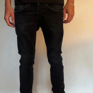 Dondup George  - Säljer ett par mörkblå jeans från dondup med klassisk femficksdesign och diskret logga på bakfickan. Jeansen har en slim passform och är tillverkade i stretchigt denim för skön känsla. 