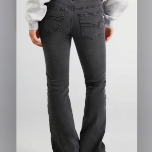 Junkyard jeans  - Jeansen är väl använda, men i bra skick! Säljes då dom tyvärr inte kommer till användning längre. Dom är i den grå/svarta färgen💗 Nypris: 600kr