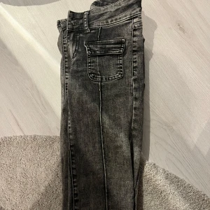 Nelly gråa bootcut jeans 32 - Fina jeans från Nelly, storlek 32. Pris kan diskuteras. Säljer även på vinted: idaklefsjo