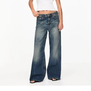 Vida jeans från Pull&Bear  - Säljer ett par blåa wide fit jeans från Pull&Bear. Jeansen har normal midja, dragkedja och knapp framtill samt breda ben. Inga defekter, säljer då de inte passade i midjan.