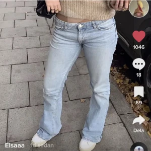 Ljusblå lågmidjade bootcut jeans - Så snygga lowwaist utsvängda jeans från zara populära o säljs inte längre. Storlek 34.