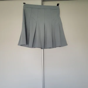 Ljusblå tenniskjol från Pull&Bear - Ljusblå tenniskjol från Pull&Bear. Det står stl S men jag skulle säga att den är XS. Väldigt söt men för liten för mig! 