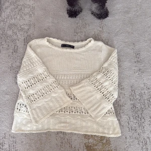 Vit stickad tröja från MNG med spetsdetaljer -  Jag säljer denna jättefina stickade topp från mango. Den finns inte att köpa längre och jag säljer För att jag inte använder toppen längre💗