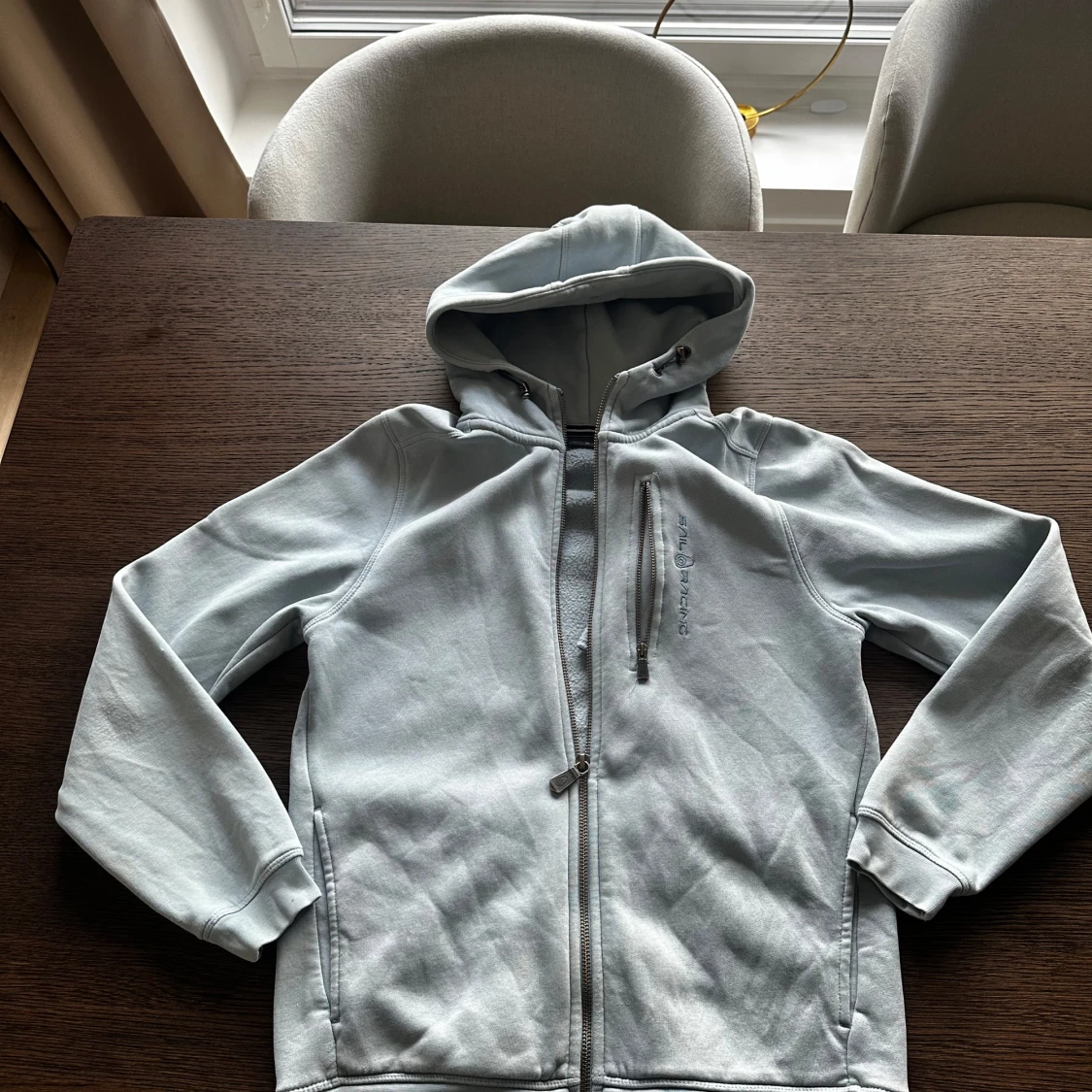 Ljusblå hoodie från Sail Racing