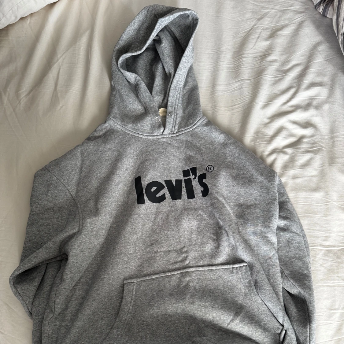 Grå hoodie från Levi's med logga - 1