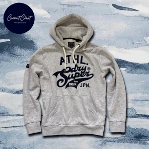 Grå hoodie från Superdry med tryck - Snygg ljusgrå hoodie från Superdry med mörkblå broderad logga och text framtill | Size S och passar true to size | Väldigt bra skick | FINNS INTE ATT FÅ TAG PÅ LÄNGRE