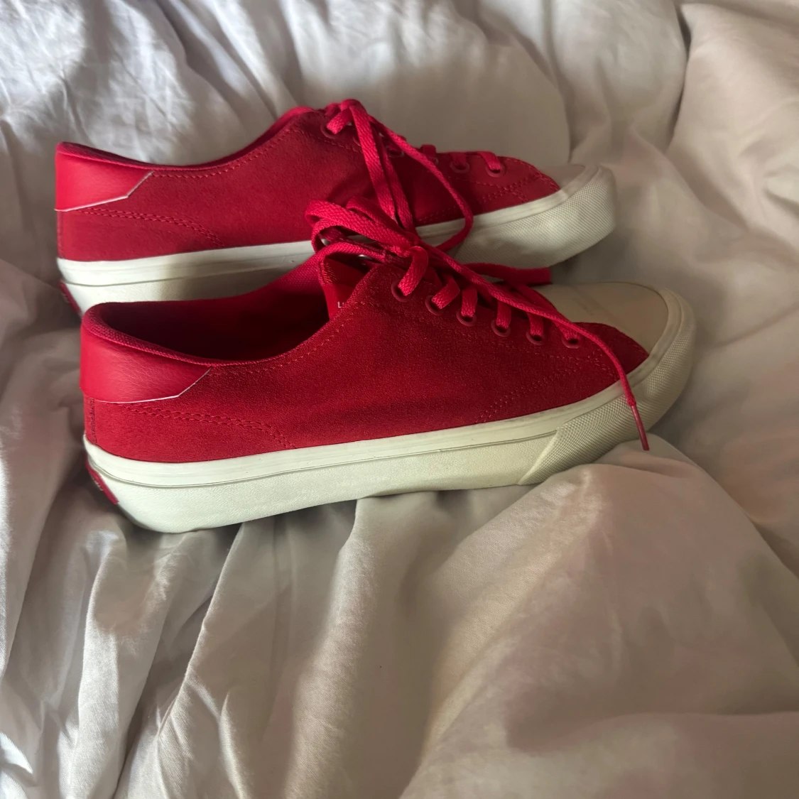 Röda sneakers från STRØYE - 3