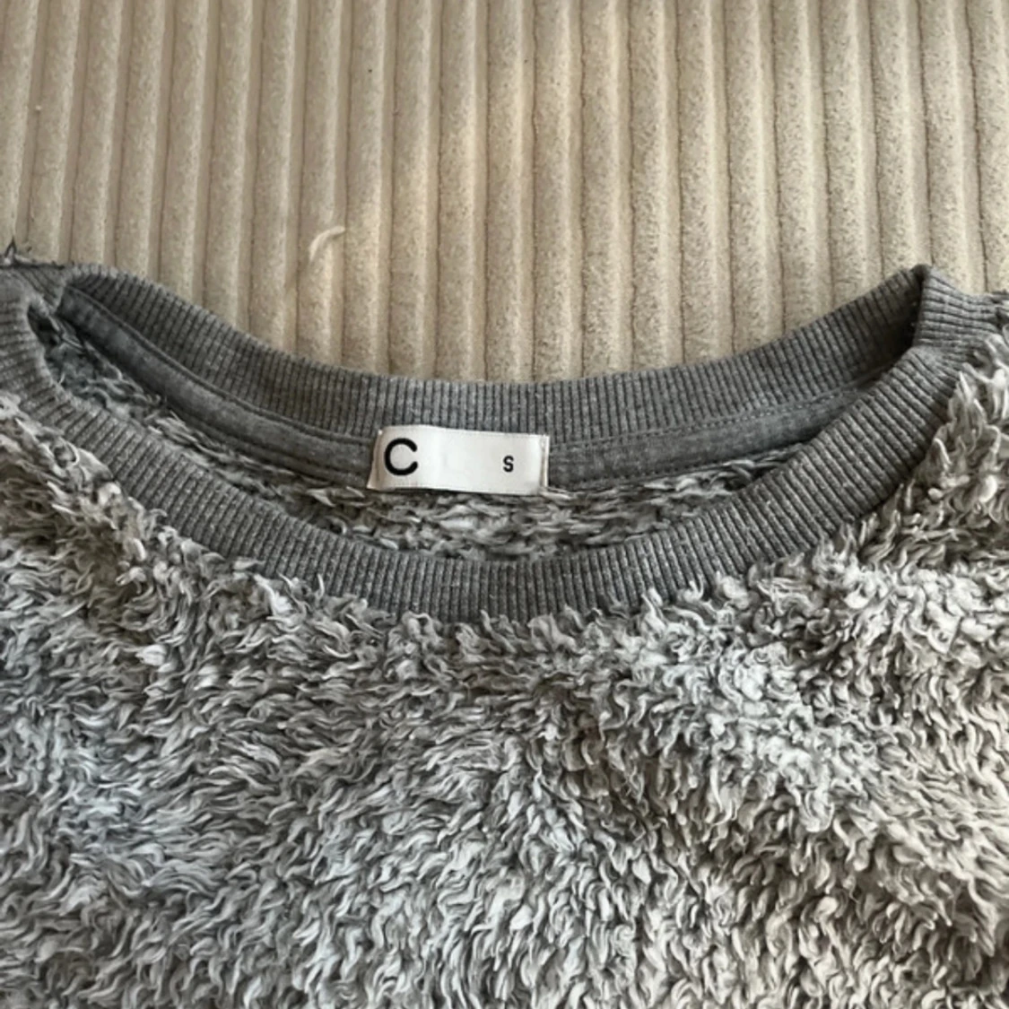 Grå fluffigt pyjamas-set med katt - 2