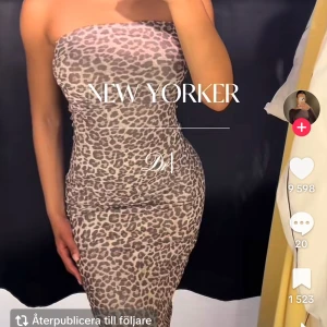 Leopardmönstrad tubklänning New Yorker - Säljer en lång, tight tubklänning från New Yorker med leopardmönster i beige och brunt. Klänningen är ärmlös och har en figurnära passform som framhäver siluetten. Slutsåld 