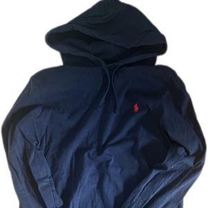 Ralph lauren Hoodie - Riktigt skön ralph lauren hoodie perfekt för höst. Riktigt bra skick. Stryker den innan jag fraktar. Ny pris 600kr