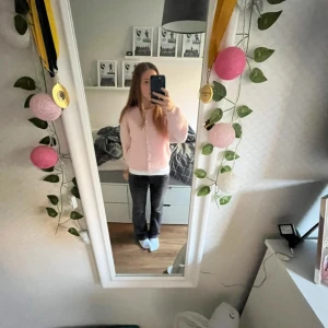 Svarta bootcut jeans - Säljer ett par svarta jeans med bootcut-modell och normal passform. Jeansen har knappar på bakfickorna, och är tillverkade i ett stretchigt denimtyg som sitter snyggt över höfterna och släpper ut vid bensluten. Perfekta för en trendig och avslappnad look. Dem är från Gina Young 💕 i storlek 158