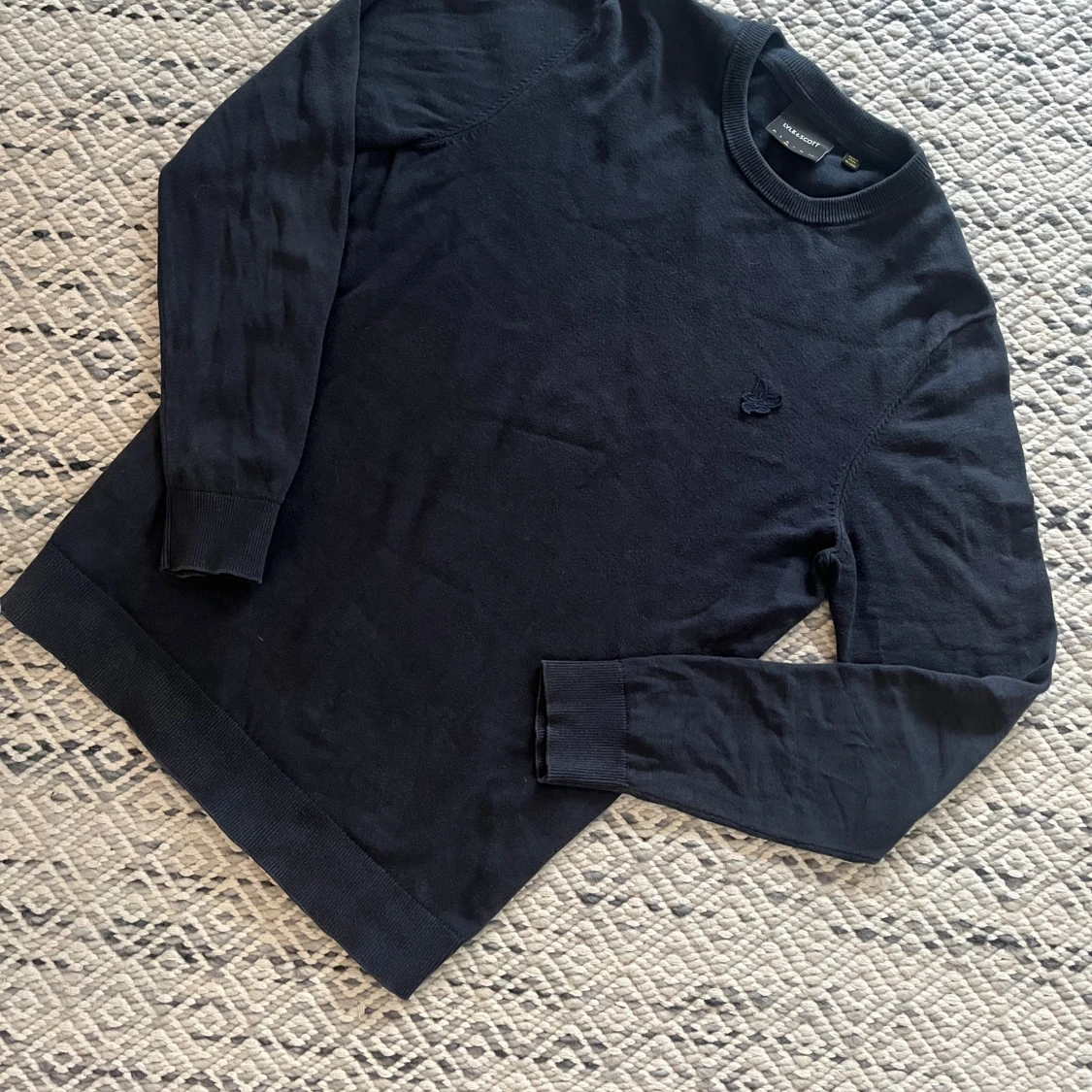 Mörkblå stickad tröja från Lyle & Scott