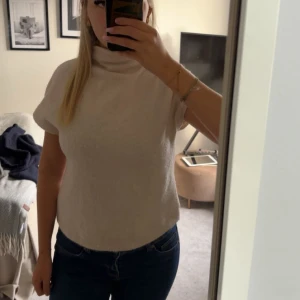 Stickad tshirt - Vill se vilket prisförslag jag kan få för denna fina beige stickade tshirt ifrån Lindex i storlek S! Säljer inte för under 400kr