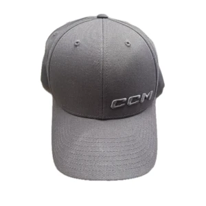 Grå keps från CCM - Snygg grå keps från CCM med böjd skärm och justerbart spänne bak. Kepsen har broderad CCM-logga framtill och är tillverkad i ett slitstarkt material som passar perfekt till sportiga outfits eller chill vardagsstil.