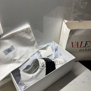 Svarta valentino opens storlek 44 - Tja! Säljer dessa valentino skorna som jag inte använder längre, dom är i väldigt bra skick. 9/10 skulle jag säga.  allt som är med i bilderna medföljer. Hör av er vid frågor eller funderingar😊😊