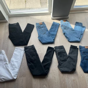 Levi's jeans Bulk - Hej! Har 7 par Levi’s jeans till salu, går att köpa enskilt eller i bulk.                                     Övre raden: Svarta Levis, storlek 29. Blåa Levis, High Rise skinny ankle modell 721. Storlek 29. Ljusblå Levis, 711 Skinny modellen storlek 26.    .                                                  Andra raden:    Vita Levis 712 modellen slim storlek 29. Svarta Levis storlek 28. Levis svart gråa. Storlek 28. Blåa levis 720 modellen storlek 28.                    Pris: 249kr/st 1400totalt