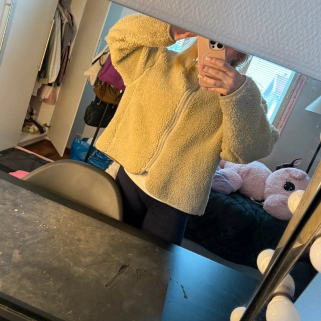 Beige teddyjacka från Weekday M - 1