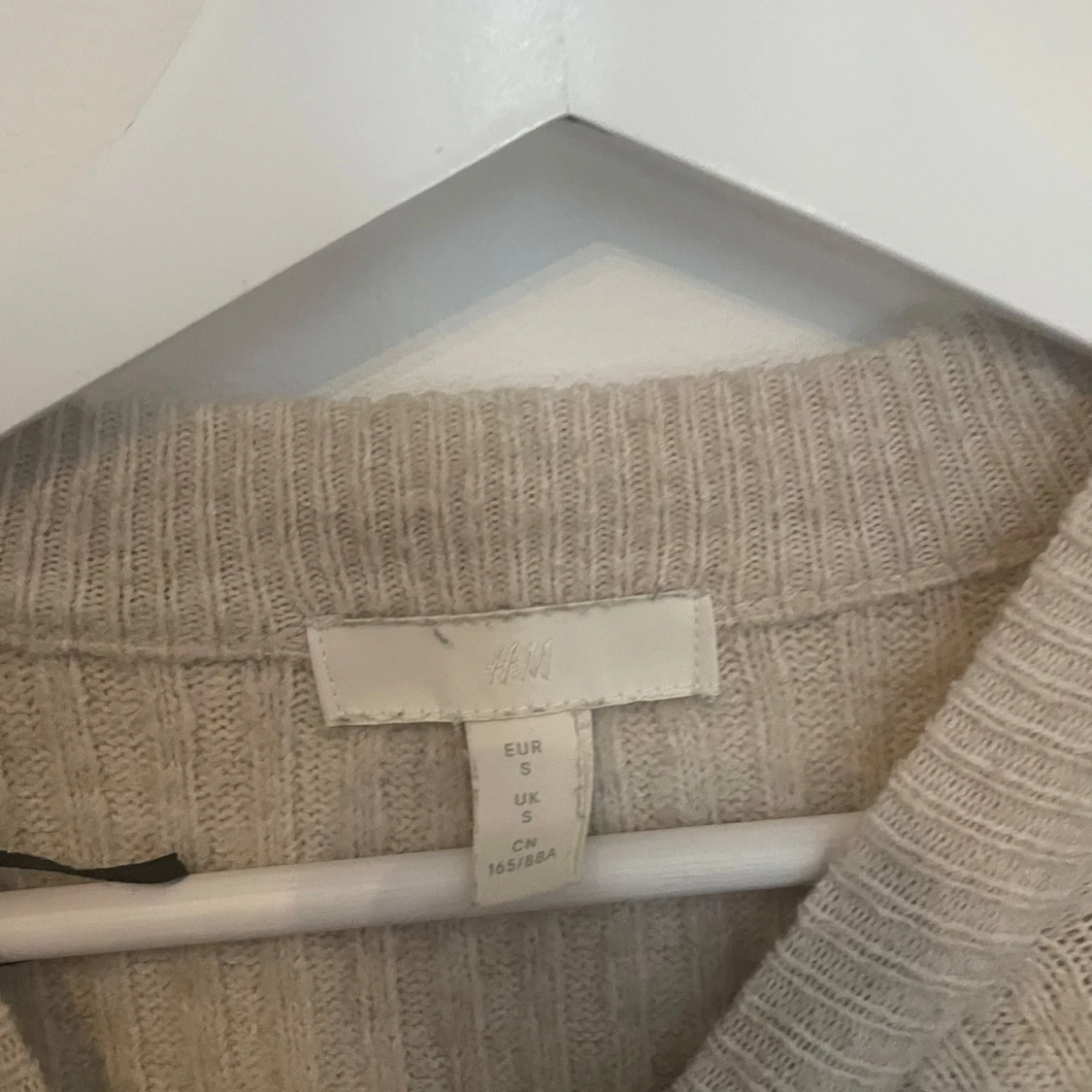 Beige ribbstickad tröja från H&M - 1