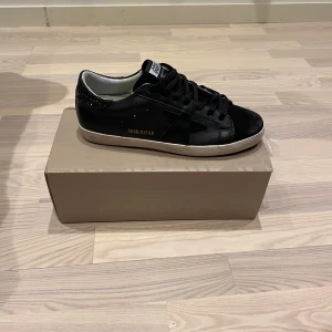 Golden Goose - Säljer dessa stilrena Golden Goose skorna i svart färg. Skorna är sprillans nya som ni ser och har allt tillbehör samt äkthetsbevis. Öppen för byten och prioriterar alltid snabba affärer då man också kan få rabatt. Vid frågor eller funderingar kontakta gärna. Välkommen!