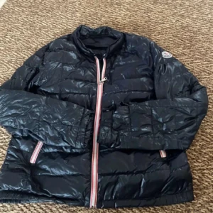 Golden Goose vita sneakers med blå detaljer och mocler  - Golden Goose sneakers i vitt skinn med grå stjärndetalj på sidan och blå häl. Klassisk låg modell med grå snörning och platt sula. Snyggt slitna för en cool streetstyle-look. Kommer med originalpåse och förpackning.