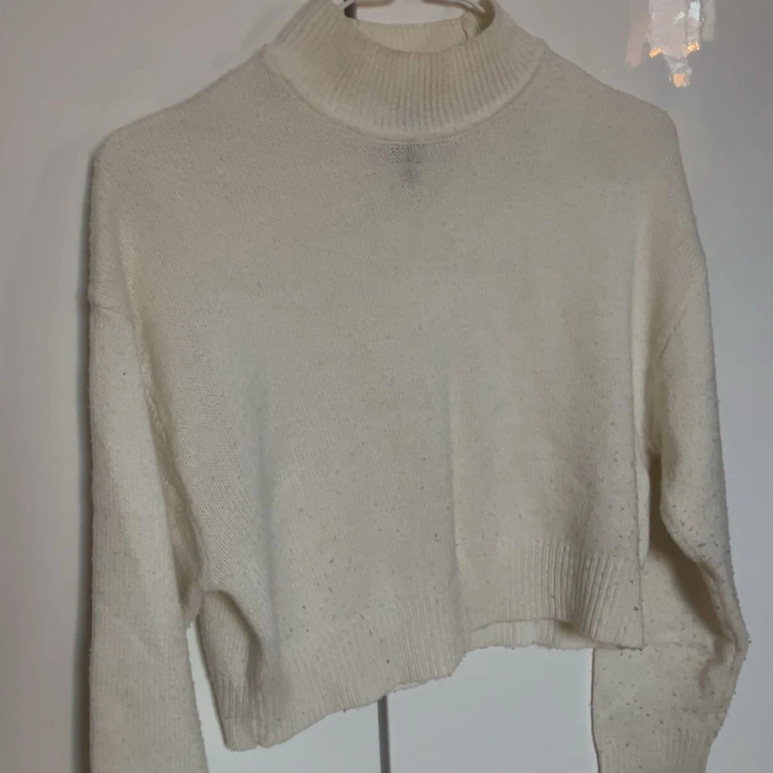 Vit stickad polotröja croppad🌸