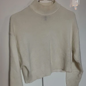 Vit stickad polotröja croppad🌸 - Mysig vit stickad polotröja med croppad passform och långa ärmar💕 Enkel och stilren design som passar till många outfits. Lite nopprig då jag inte har tillgång till nopmaskin men inget man tänker på!🫶🏻