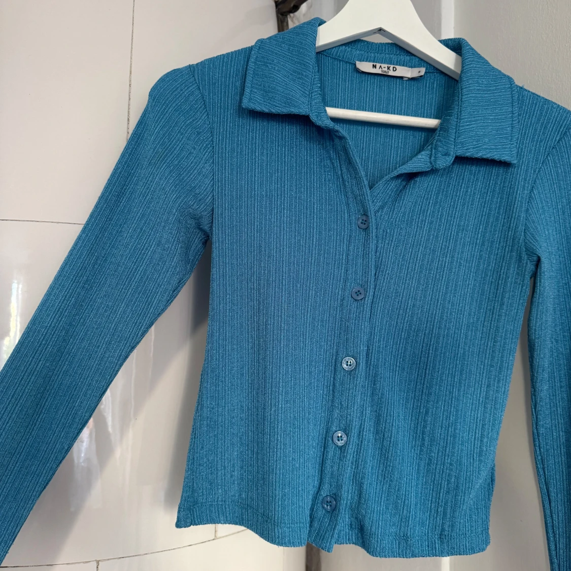 Blå ribbad skjorta från NA-KD