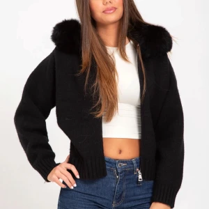 Alessa fur jacket svart  - Populär svart stickad jacka/ kofta med päls. Skön och väldigt mysig. Passar perfekt på lite kyligare dagar! Använd en gång! 