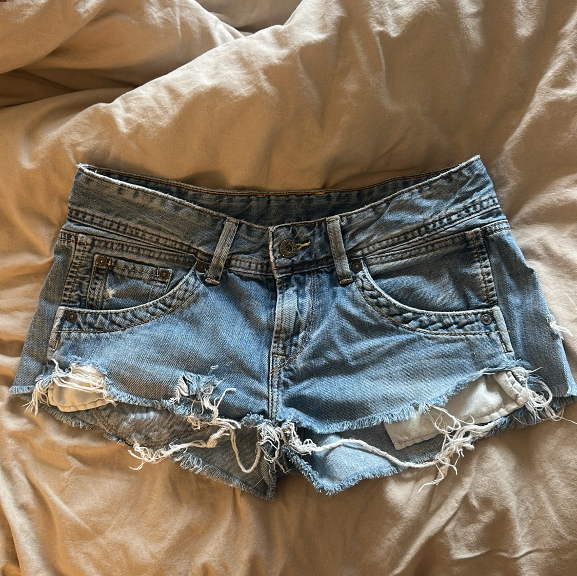 Lågmidjade  jeansshorts från Pepe Jeans