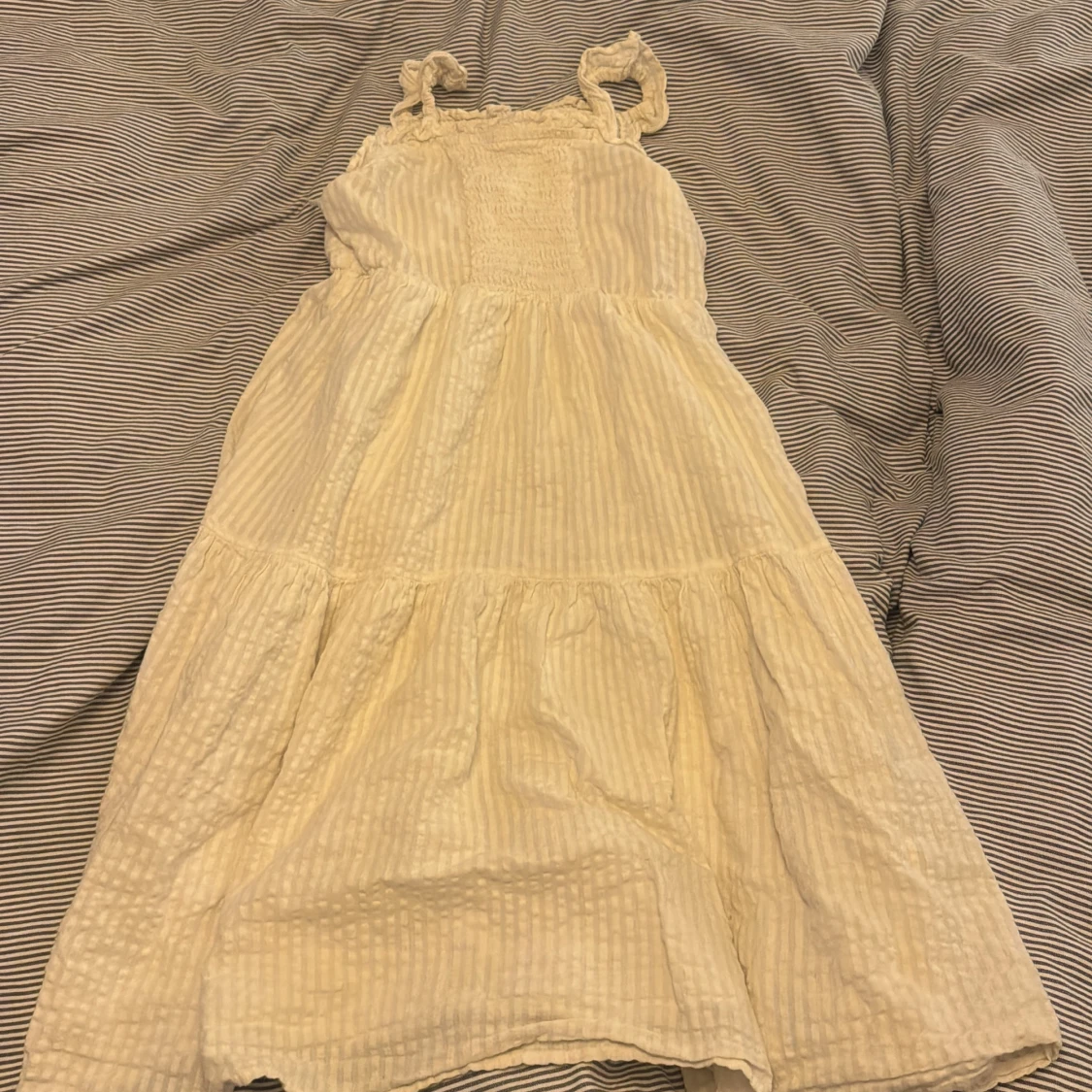 Ljusrandig sommarklänning med knytband