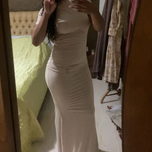 Beige långklänning med offshoulder - Använd 1 gång. Priset kan diskuteras 