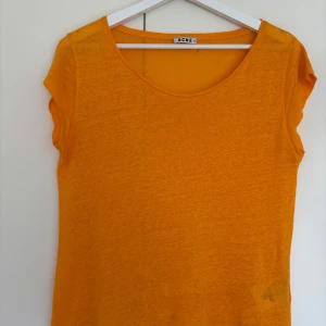 Orange linnetopp från Acne Studios - Superfin orange linnetopp från Acne Studios i perfekt skick! 