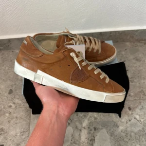 HELT NYA Bruna Philippe Model  - HELT NYA Bruna Philippe model || Storlek 41 (innermått 27cm) || Mitt pris 1799kr || Box och Dustbag medföljer || Tveka inte på att höra av dig vid frågor eller funderingar 