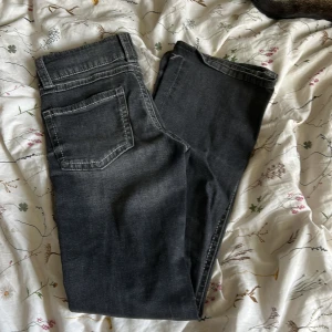 Svarta jeans med vita sömmar - Skriv ifall ni vill ha fler bilder!   Original priset var 300kr