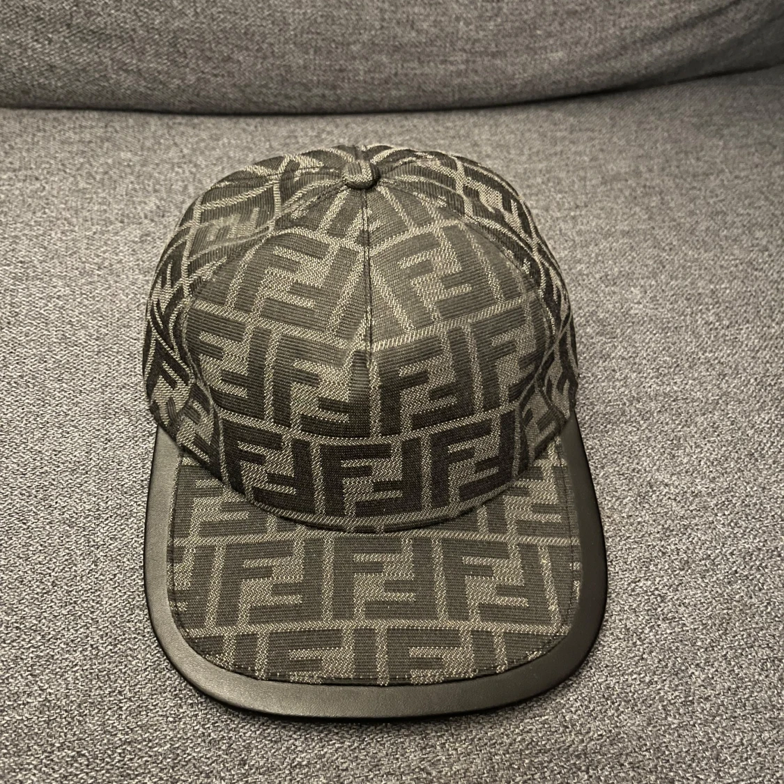 Fendi keps med FF-mönster