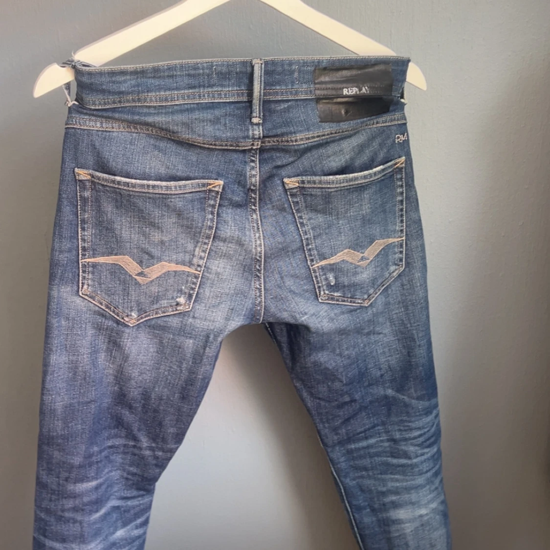 Blå slitna jeans från Replay - 1