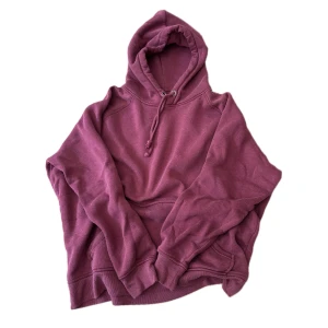Vinröd hoodie från BikBok XL - Mysig vinröd hoodie från BikBok i storlek XL. Tröjan har huva med snörning och en klassisk känguruficka framtill. Perfekt för chill dagar och när du vill ha en avslappnad stil. Tillverkad i mjukt material som känns skönt mot huden.