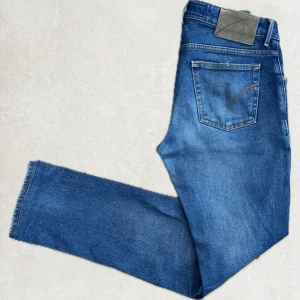 Blåa Handpicked Jeans - Handpicked Jeans, Storlek 31, Nästan ny skick, inga defekter, slim-fit, kan lösa mått! Pris är diskuterbart🤝Sjukt bra pris! Midja 41cm Längd 101cm  Lår 27cm  Innerbenslängd 78cm  Benöppning 17cm