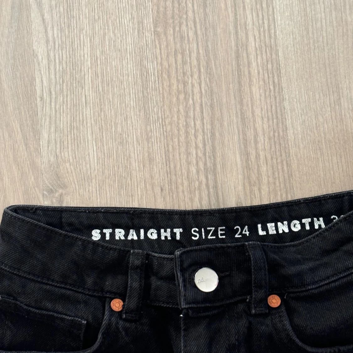 Svarta straight jeans med slits - 1