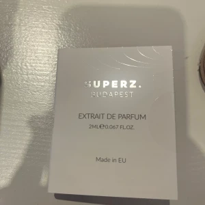 Superz Budapest parfymprover 3x2ml - Säljer tre exklusiva parfymprover från Superz Budapest: Secret Desire Iris (iris, viol, ros, vanilj, mysk), Sweet Darkness (amber, rökig, agarträ, cannabis, tobak) och Endless Sea (musk, amber, bergamott, saffran, sandelträ). Alla i smidiga 2ml sprayflaskor.