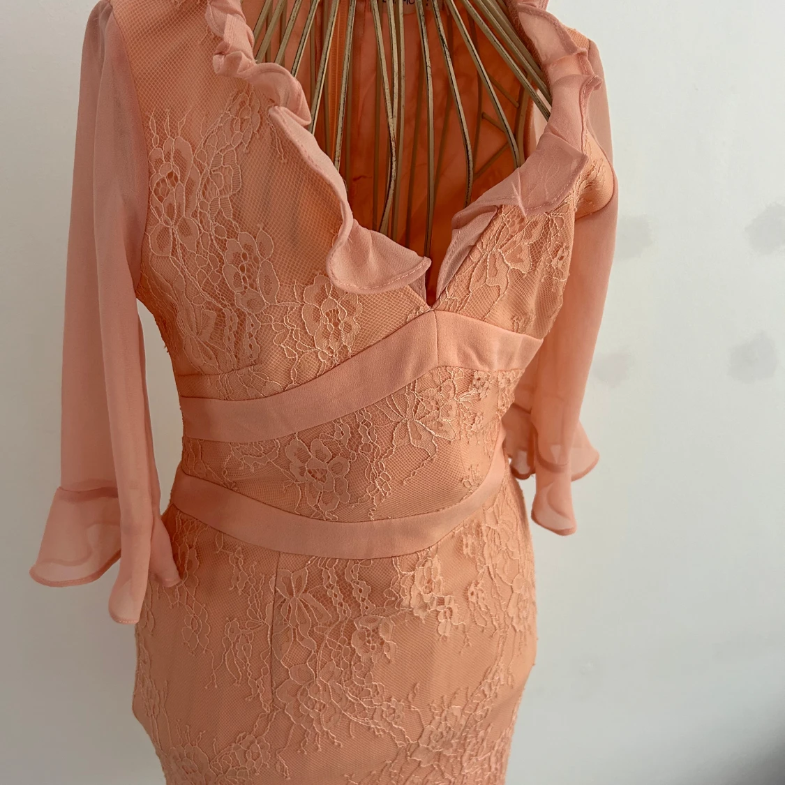 Persikofärgad spetsklänning märke Emamoda Paris - 1
