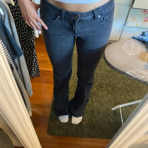 Svarta bootcut jeans  - Lågmidjade jeans från H&M, bra skick. Har klippt de lite kortare💕